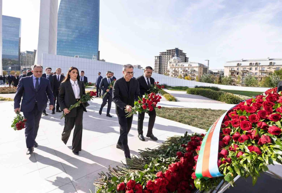 “AzerGold” QSC-nin kollektivi Zəfər parkını və şəhid əməkdaşlarının məzarlarını ziyarət edib