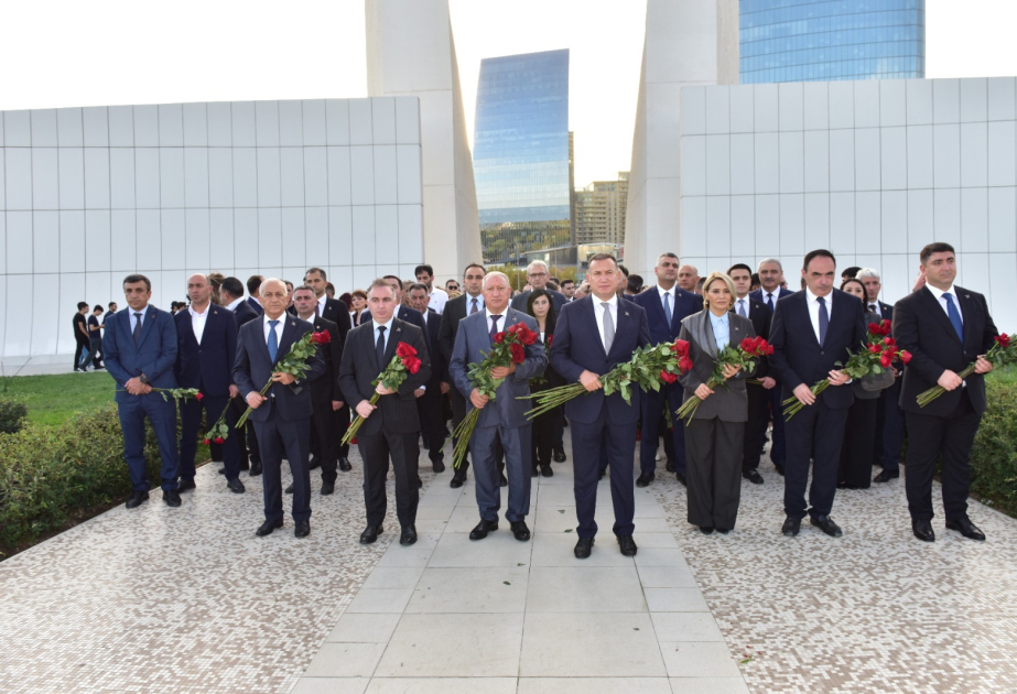 AHİK əməkdaşları Anım Günündə Zəfər parkını ziyarət ediblər