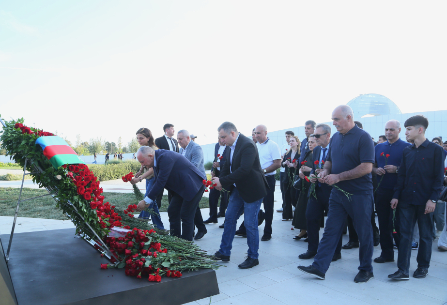AzTU kollektivi Zəfər parkında şəhidlərin xatirəsinə ehtiramını bildirib