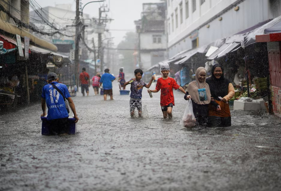 Thousands huddle in Bangkok shelters as Thai flood damages seen at $320 mln