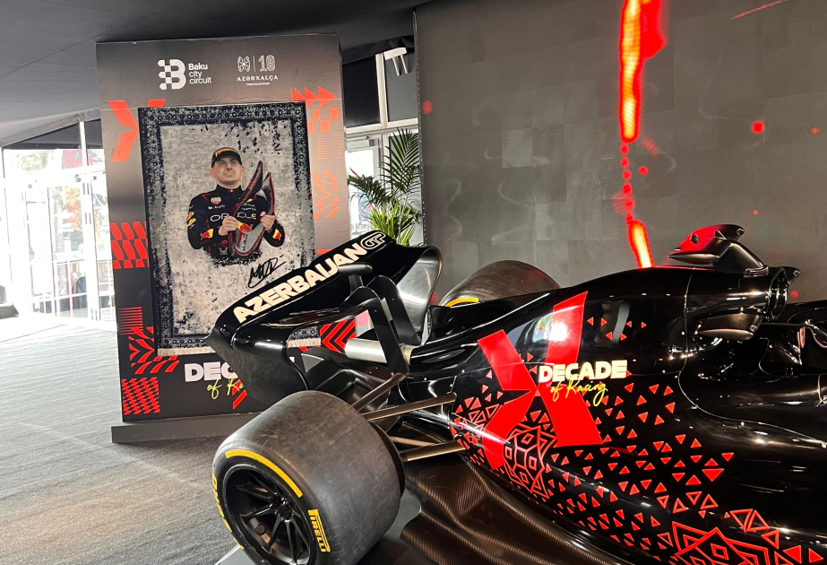 Verstappen erhält „Azerkhalcha“-Teppich zum Sieg beim Aserbaidschan-Grand-Prix 2025