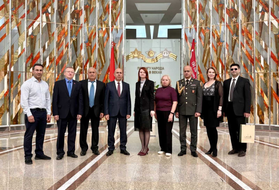 Azərbaycan qəhrəmanlarından bəhs edən kitab Belarus muzeyinə təqdim olunub