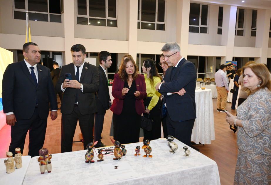 Inauguran en Bakú la exposición «El arte del tamo: tradición artesanal colombiana en Azerbaiyán»