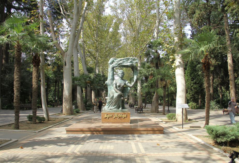 Gəncənin əsrlərə şahidlik edən Xan bağı