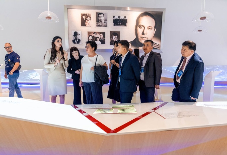 Les participants au Forum des médias visitent le Centre Heydar Aliyev