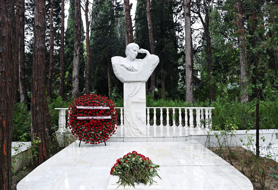 Xalq yazıçısı İlyas Əfəndiyev vəfatının 30-cu ildönümündə məzarı başında anılıb