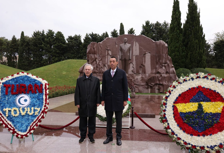 “Fənərbağça” rəhbərliyi Ulu Öndər Heydər Əliyevin məzarını və Şəhidlər xiyabanını ziyarət edib