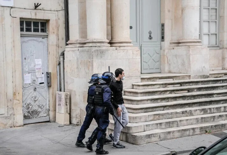 Fransada polis zorakılığı: Deputat zorakılıqla bağlı videonu prokurorluğa təqdim edib