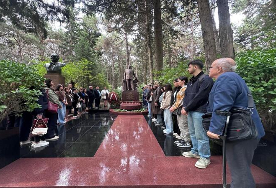 Beynəlxalq Müəllimlər Günü münasibətilə akademik Cəlal Əliyevin məzarı ziyarət edilib