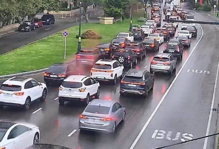 Bakıda 19 istiqamətdə nəqliyyatın hərəkətində sıxlıq yaranıb