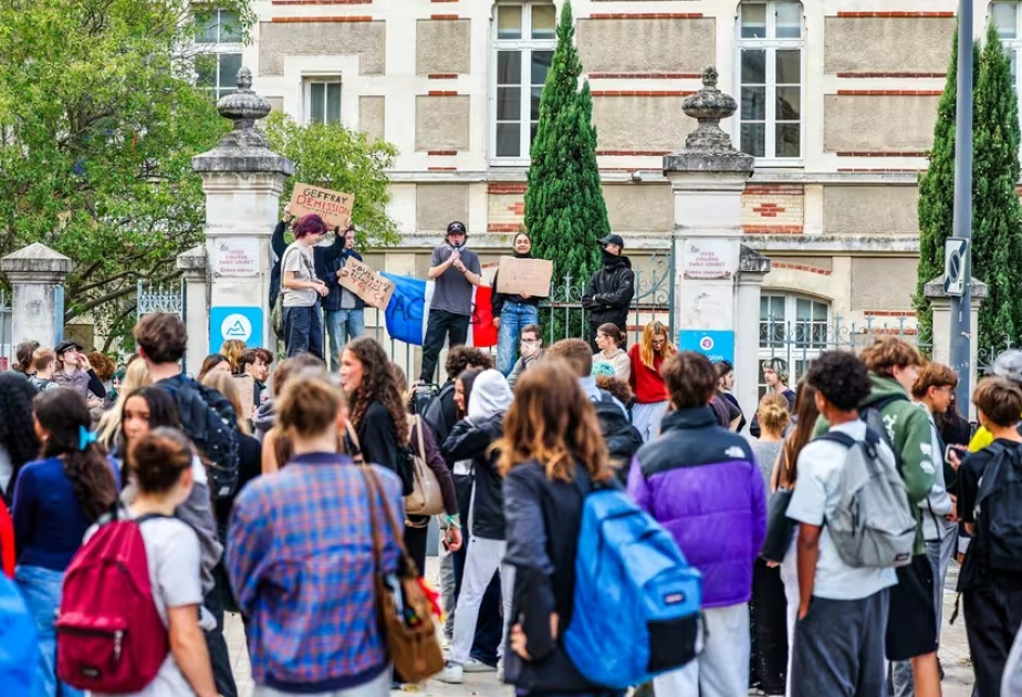 Fransada liseylərdə şərait böhranı: şagirdlər daha yaxşısını tələb edir, regionlar isə xərclərdən narahatdır