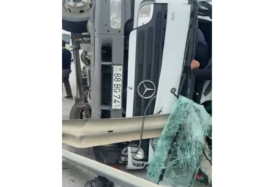 Bakı-Qazax yolunda yük avtomobili aşıb, 3 nəfər ölüb
