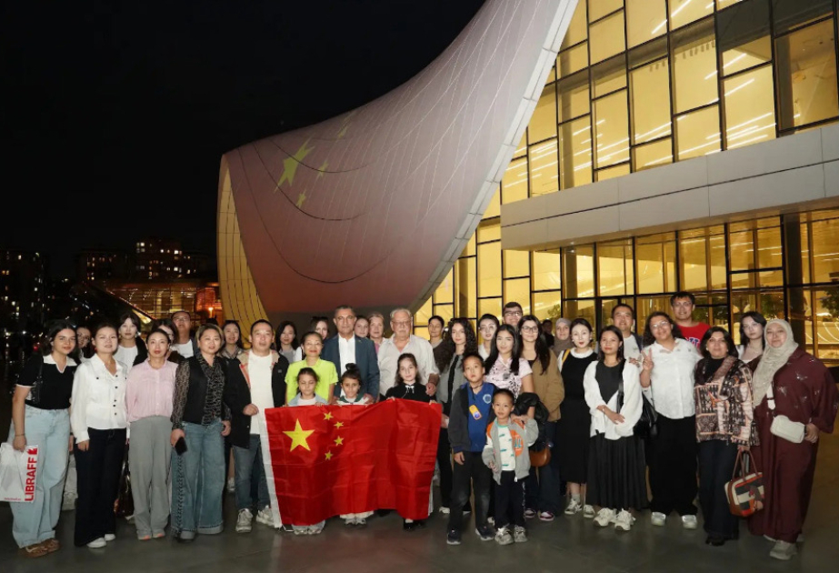 点亮国旗红，见证中阿情 阿塞拜疆语言大学孔子学院师生共庆中国国庆