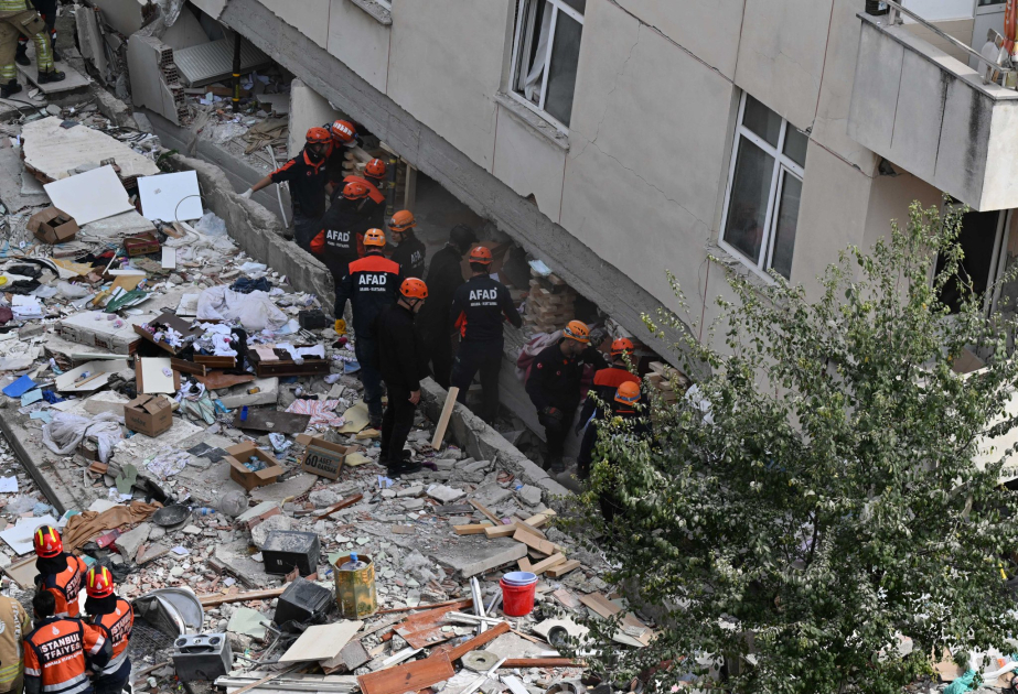 İstanbulda çökən binanın dağıntıları altında iki nəfərin axtarışları davam edir