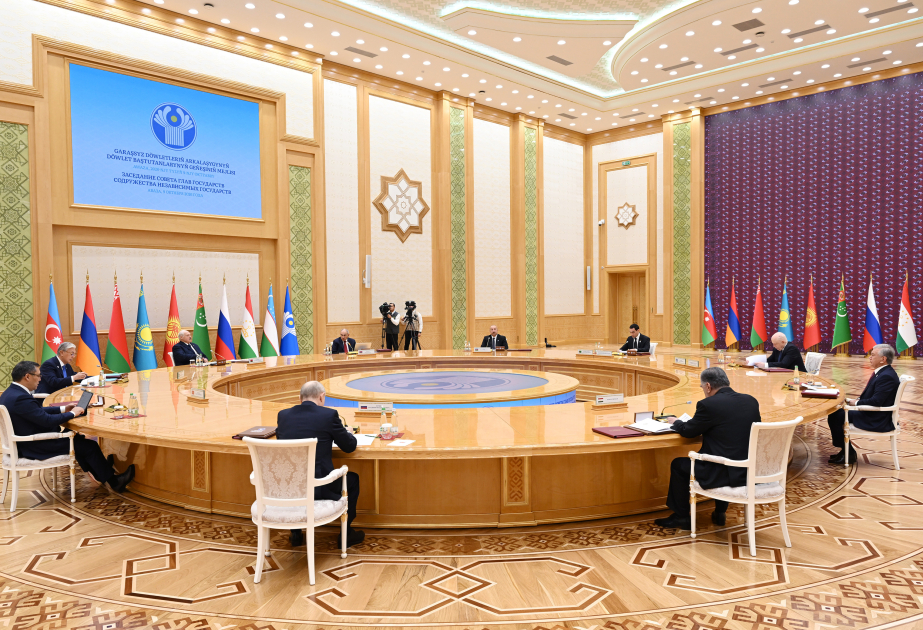 Le président Ilham Aliyev participe à la réunion en format restreint du Conseil des chefs d'État de la CEI