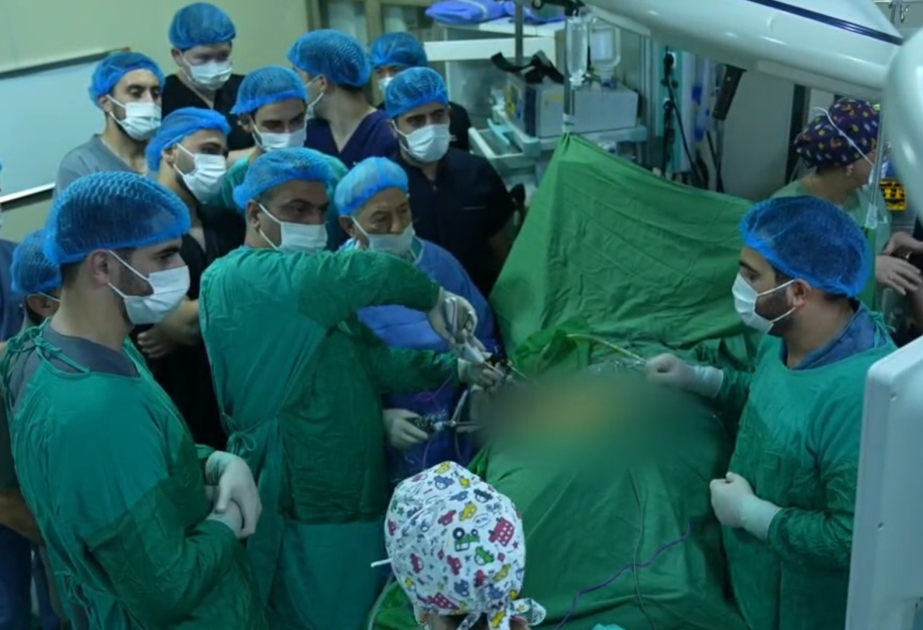 Səhiyyə Nazirliyinin klinikasında 7,5 santimetrik böyrəküstü vəz törəməsi laparoskopik üsulla çıxarılıb