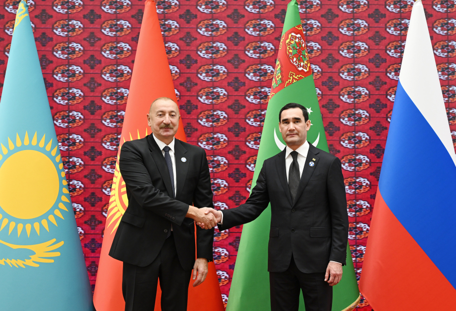 Präsident Ilham Aliyev am Awaza-Komplex zum Treffen des Rates der GUS-Staatsoberhäupter eingetroffen