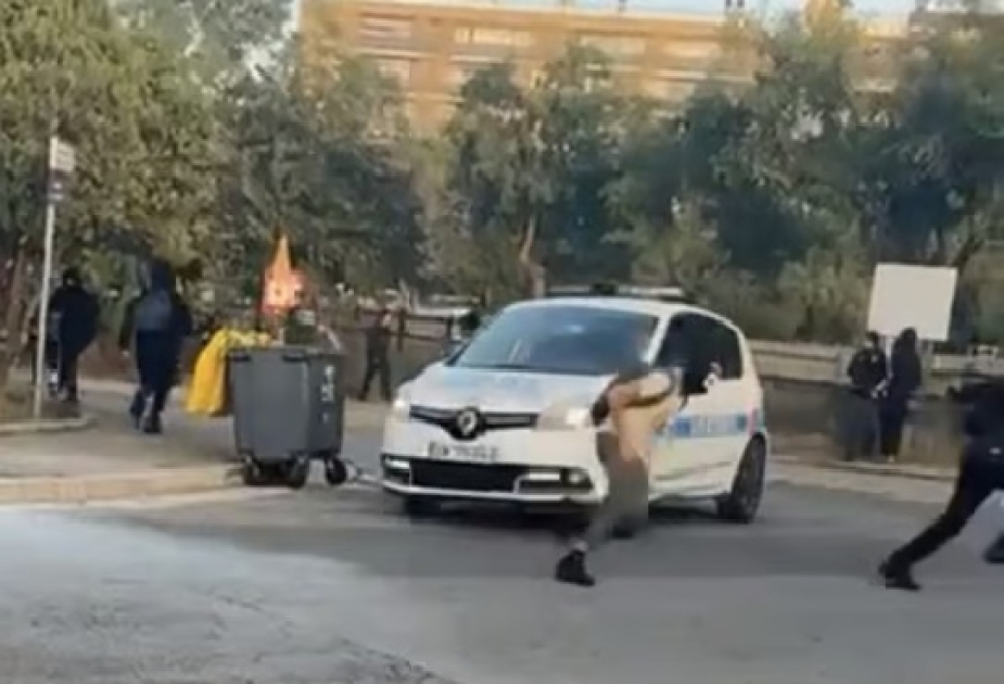 Fransada polis avtomobili etiraz aksiyası keçirən şagirdlərin üstünə sürüb