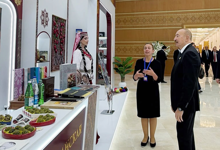 Le président Ilham Aliyev visite les stands nationaux des pays membres de la CEI à Turkmenbachi