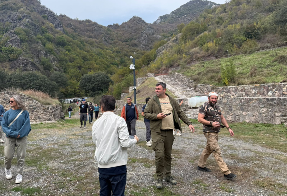 Des voyageurs internationaux prennent connaissance du complexe du monastère de Khoudaveng
