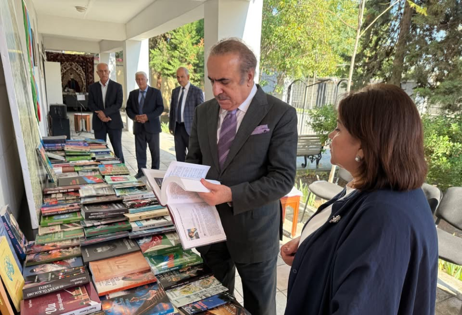 “Ədəbiyyat aləminə səyahət” - kitab sərgisi