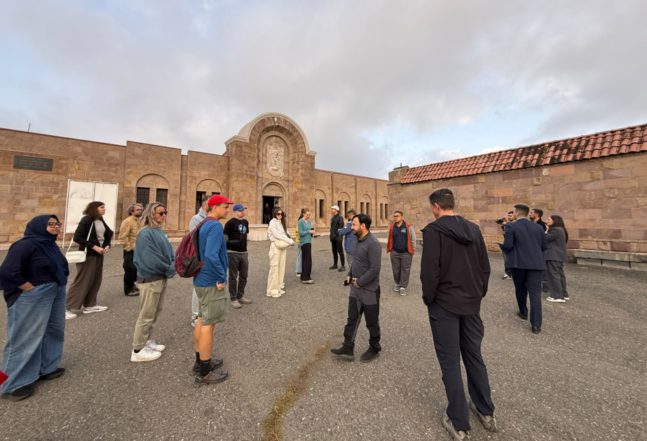Des voyageurs étrangers visitent le monastère de Gandzasar dans le district d’Aghdéré