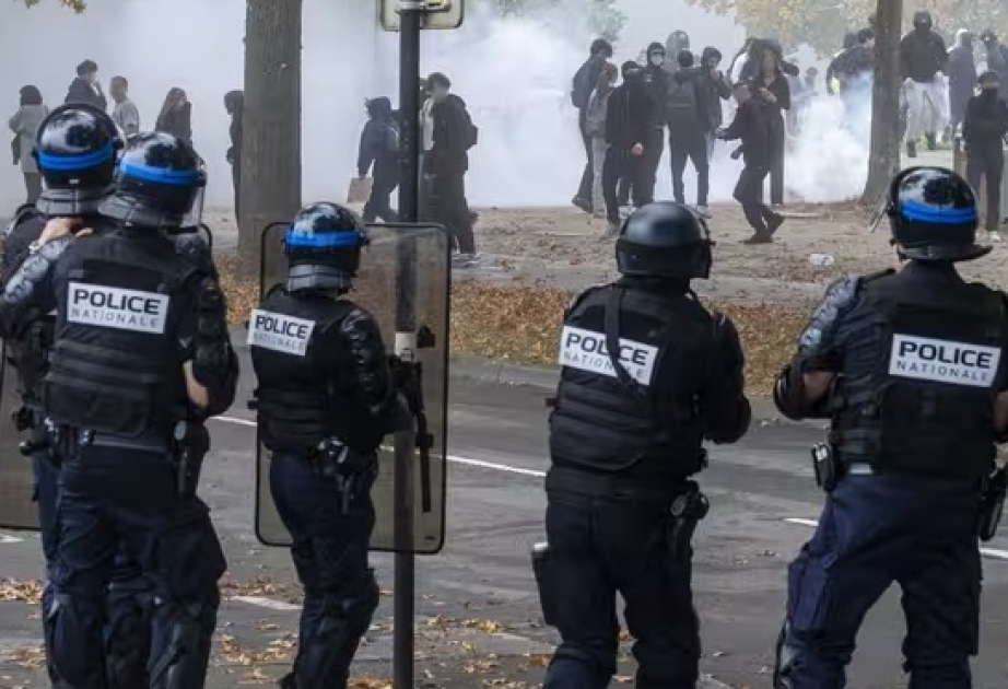 Fransada məktəblilərə qarşı polis zorakılığı ilə bağlı etirazlar səslənir
