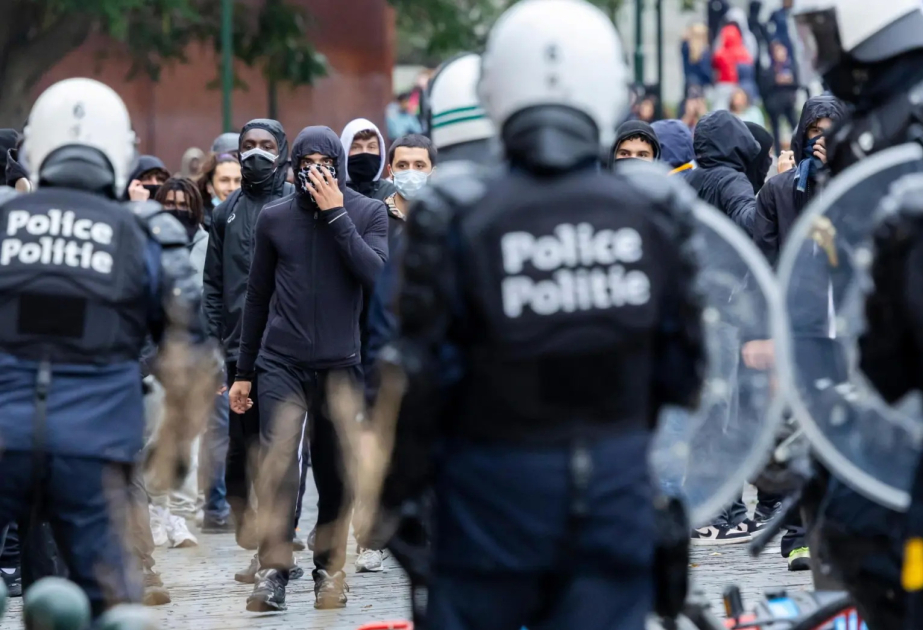 Belgique : des affrontements entre policiers et manifestants lors de rassemblements antigouvernementaux à Bruxelles