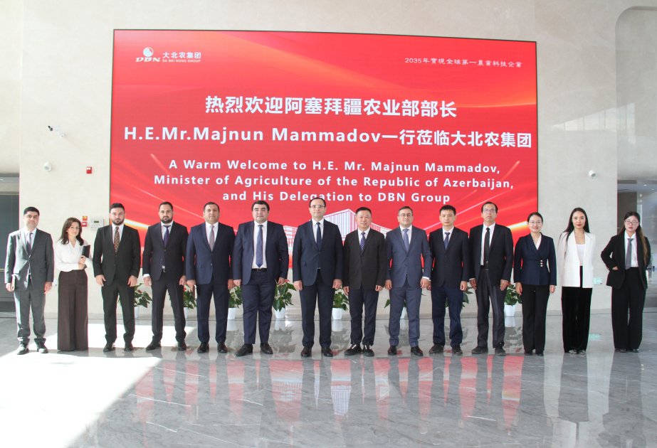 Azerbaijani Agriculture Minister visits China