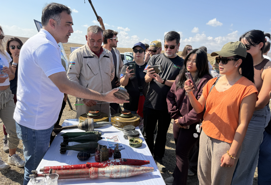 Les voyageurs internationaux observent le processus de déminage à Djabraïl
