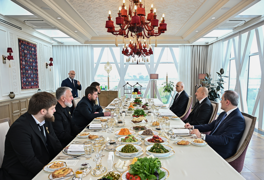 Präsident Ilham Aliyev und Ramsan Kadyrow essen gemeinsam zu Mittag