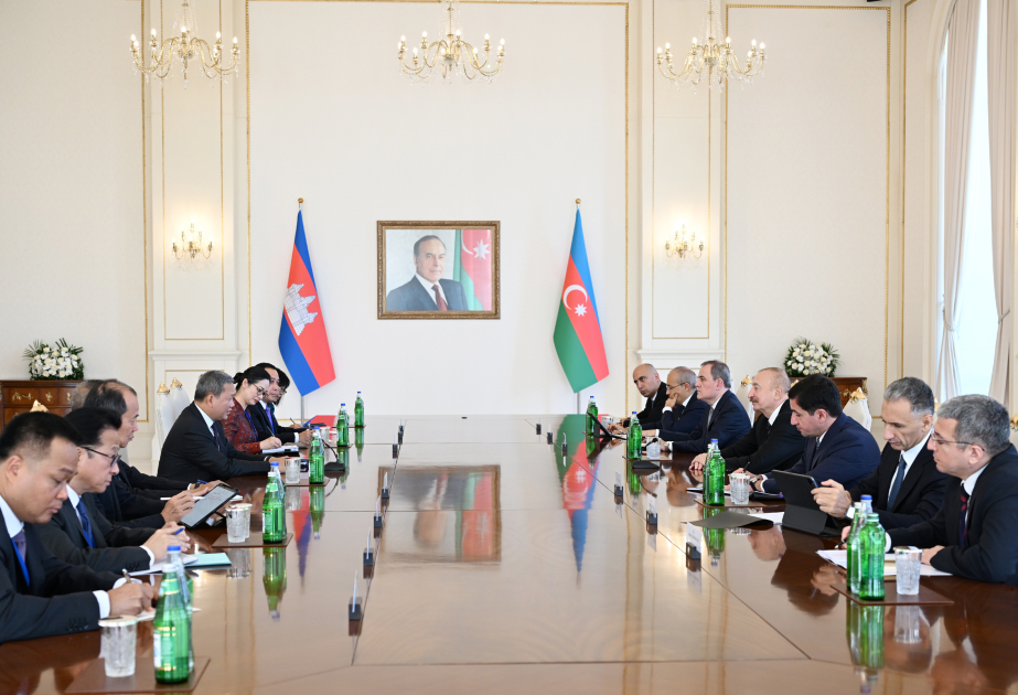 Präsident Ilham Aliyev und Premierminister Hun Manet treffen sich in erweitertem Kreis