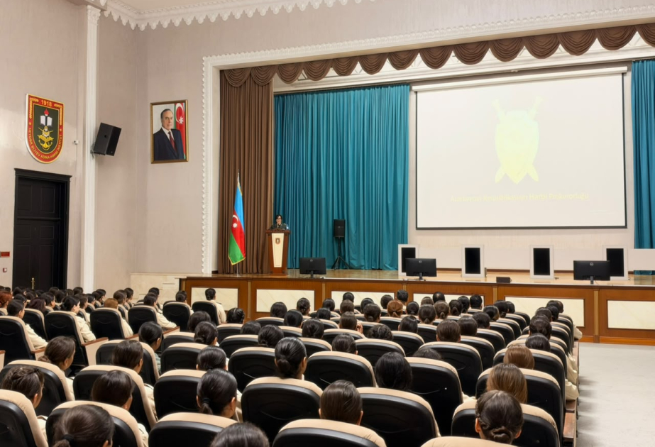 Qadın hərbi kursantlarla görüş olub