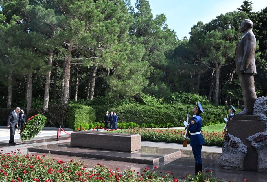 Kambocanın Baş naziri Fəxri xiyabanda Ümummilli Lider Heydər Əliyevin məzarını ziyarət edib