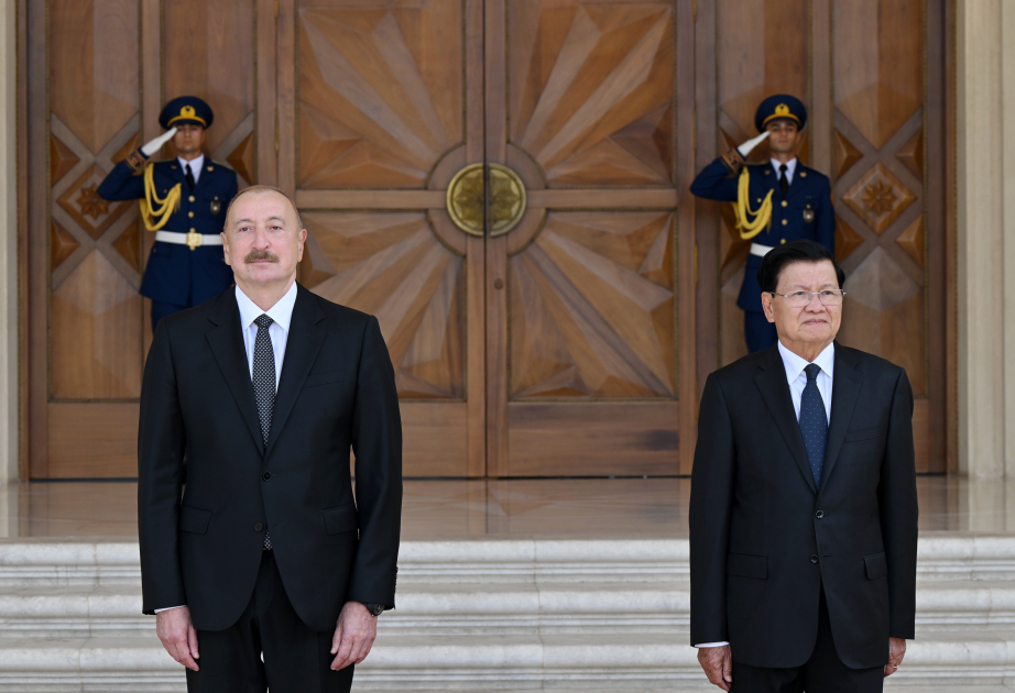 Offizieller Empfang des Präsidenten von Laos in Baku