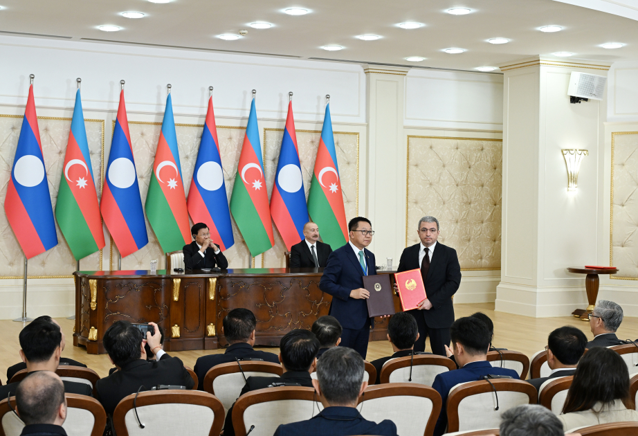 Adopción de una declaración conjunta e intercambio de documentos entre Azerbaiyán y Laos