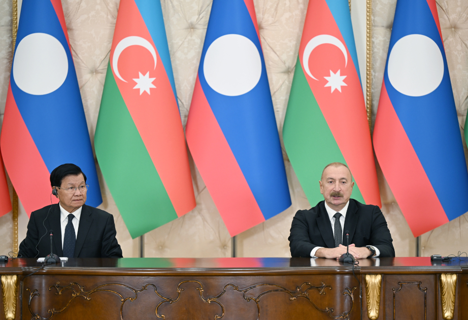 Präsident Ilham Aliyev und sein laotischer Amtskollege Thongloun Sisoulith geben Erklärungen vor der Presse ab