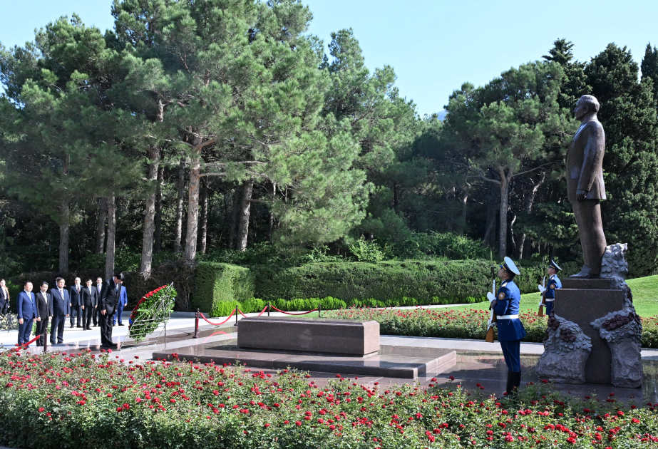 President of Laos visits Alley of Honors in Baku