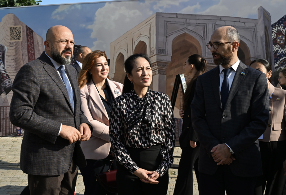 Kamboca Krallığının birinci xanımı Piç Çanmoni İçərişəhərlə tanış olub