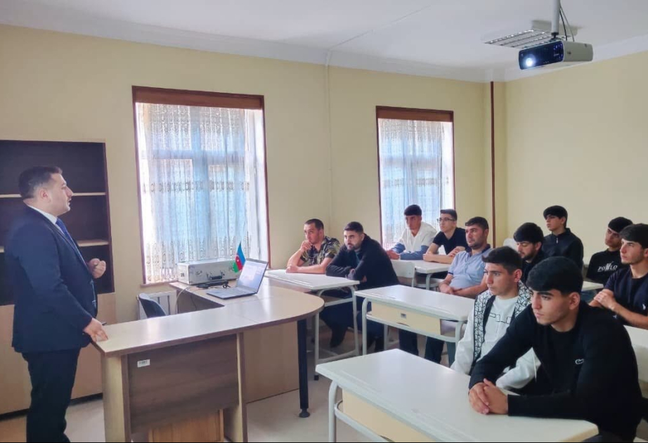 Naxçıvanda bərbər ixtisası üzrə peşə kursu keçən müdavimlər əməyin mühafizəsi ilə bağlı maarifləndiriliblər