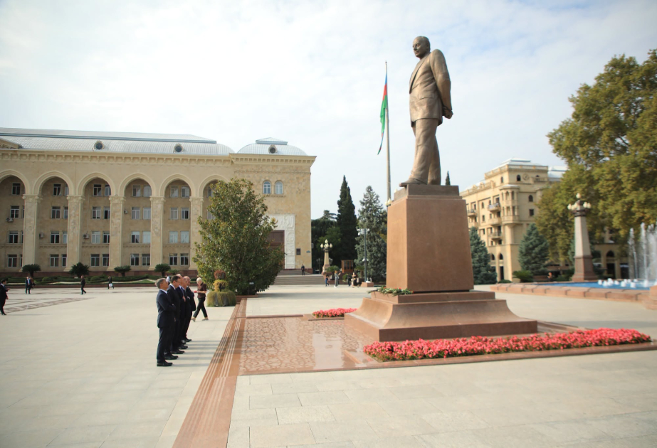 Belarus parlamentinin nümayəndə heyəti Gəncənin tarixi məkanlarını ziyarət edib