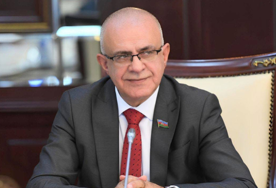 Vahid geyim şagirdlərə ortaq qaydaların mövcudluğunu öyrədən vasitələrdən biri kimi qəbul oluna bilər –  ŞƏRH