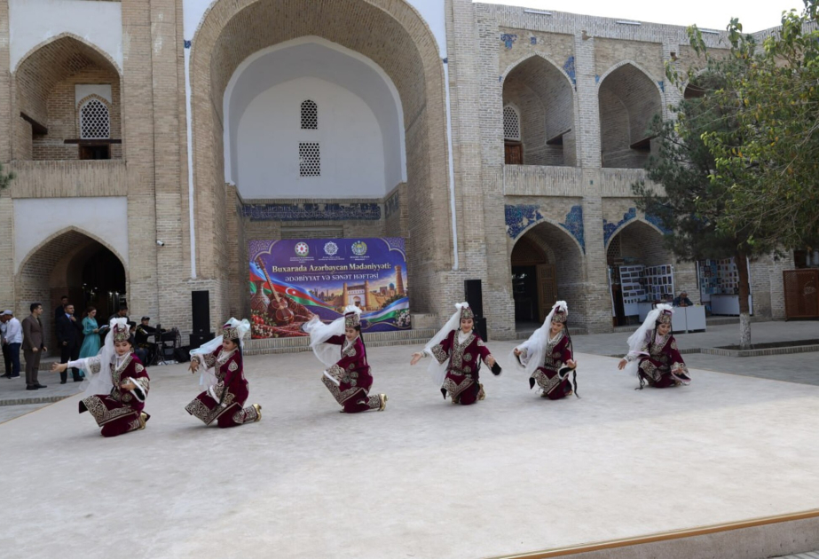 Buxarada qardaşlıq nəğmələri: İki ölkə sənətçilərindən möhtəşəm konsert