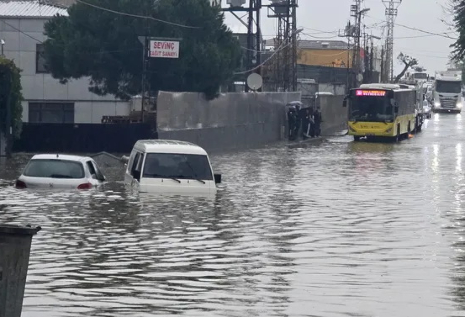 İstanbulda güclü leysan: yolları su basdı, dərslər təxirə salındı, matç yarımçıq qaldı
