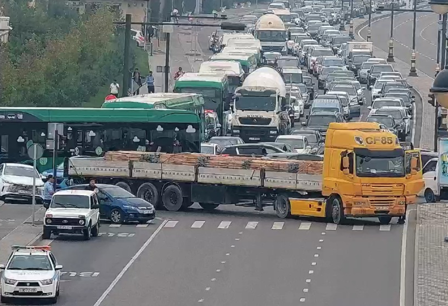 Yük avtomobili yolda qalıb, 8 Noyabr prospektindən mərkəz istiqamətində nəqliyyat vasitələrinin hərəkəti məhdudlaşıb