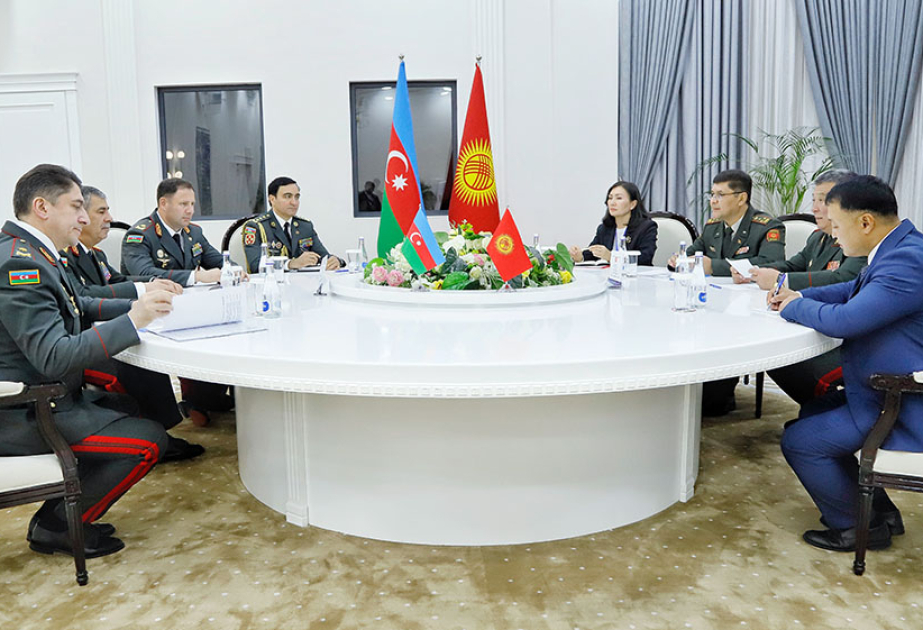 Azərbaycanın müdafiə naziri qırğızıstanlı həmkarı ilə görüşüb