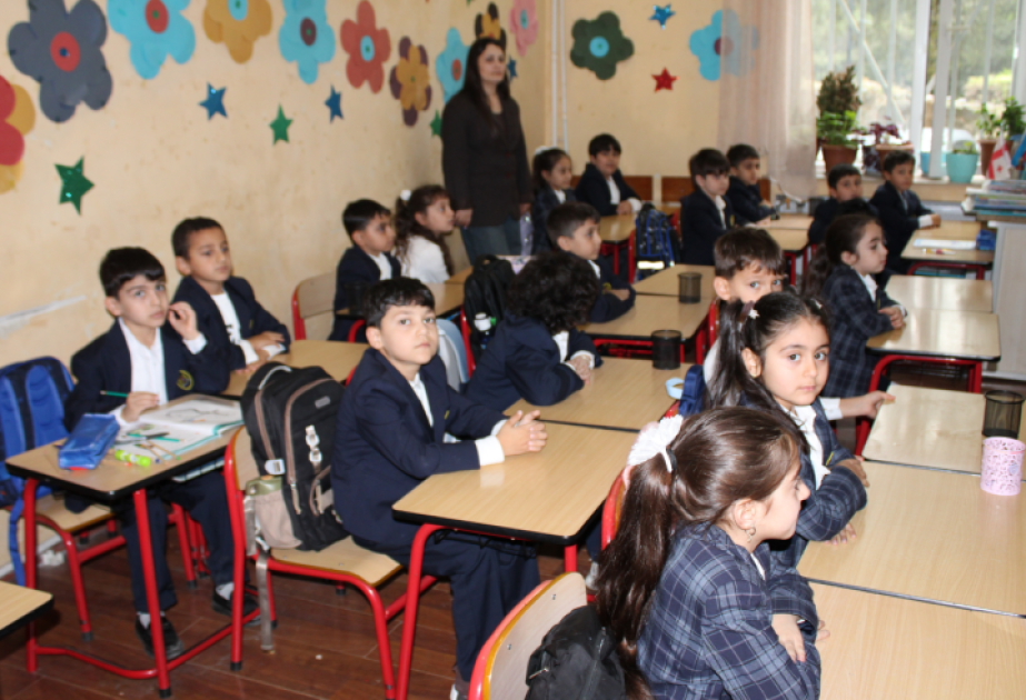 Gürcüstanda müəllim də, valideyin də vahid məktəbli formasından razıdır