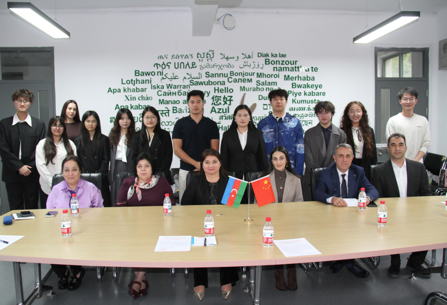 Aserbaidschanische Wissenschaftler treffen Studierende in Peking