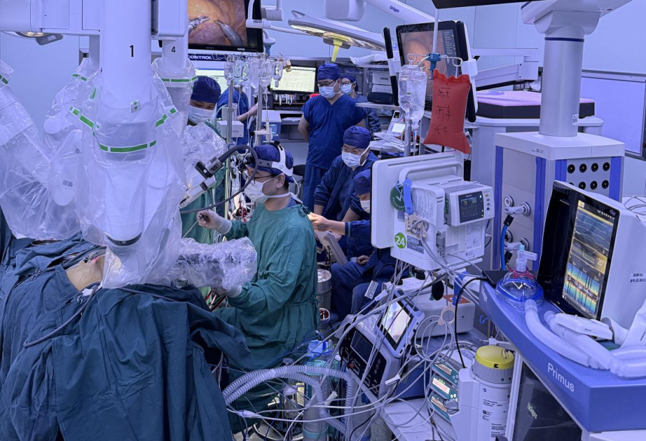 China realiza con éxito su primer trasplante de corazón asistido por robots