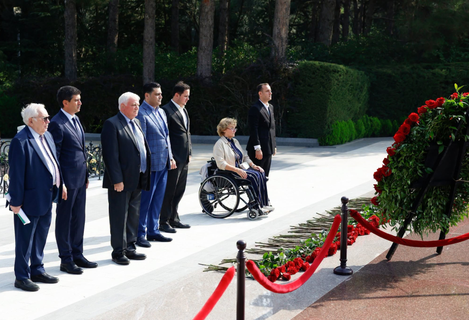 Les membres du mouvement paralympique visitent les Allées d’Honneur et des Martyrs